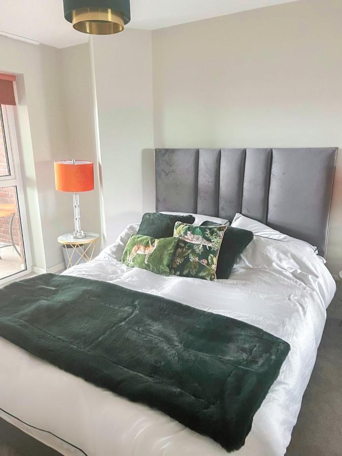 Modern Luxurious Apartment W/ Patio Balcony & View Jordanstown Exterior photo