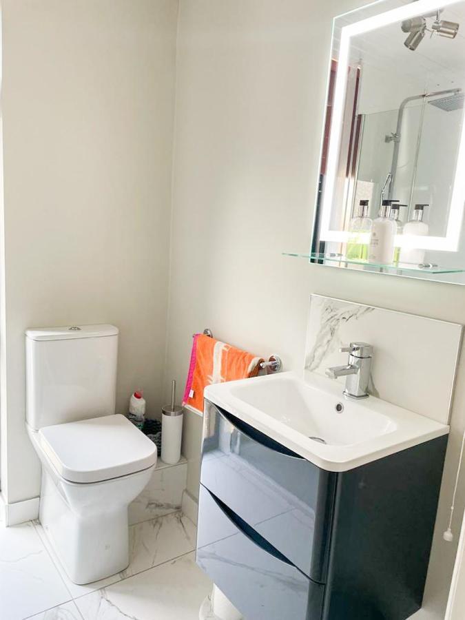 Modern Luxurious Apartment W/ Patio Balcony & View Jordanstown Exterior photo